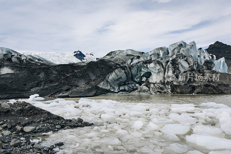 被砾石覆盖的冰川冰，Fjallsjökull, Asturland，冰岛，欧洲，特写